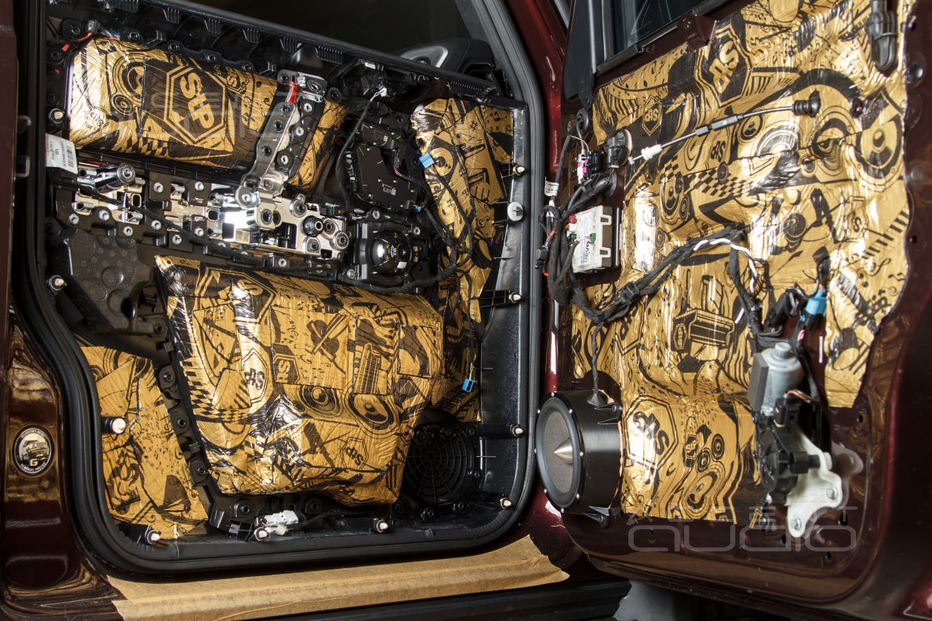 Аудиоподготовка дверей и штатный монтаж мидбасовых динамиков Brax ML6P