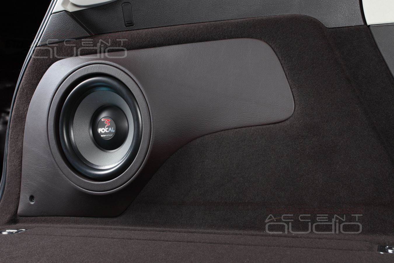 Сабвуфер стелс, встроенный в крыло Volkswagen Touareg NF