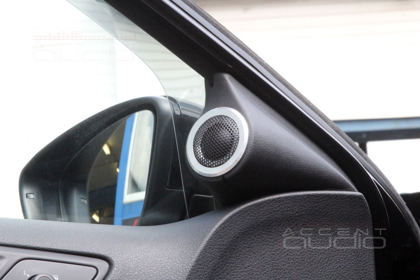 Установка акустики: подиумы для E.O.S AL-267 в Volkswagen Jetta