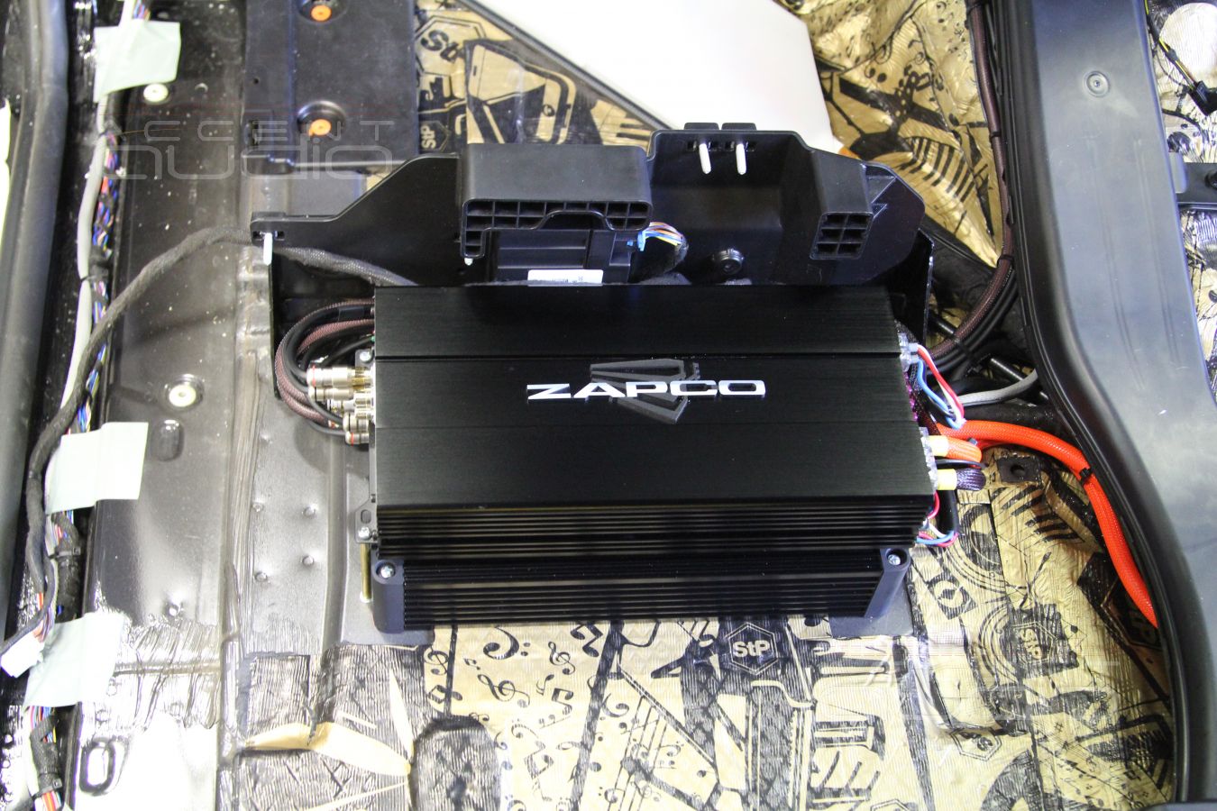 Кто всем управляет: установка усилителей в Mercedes-Benz Vito