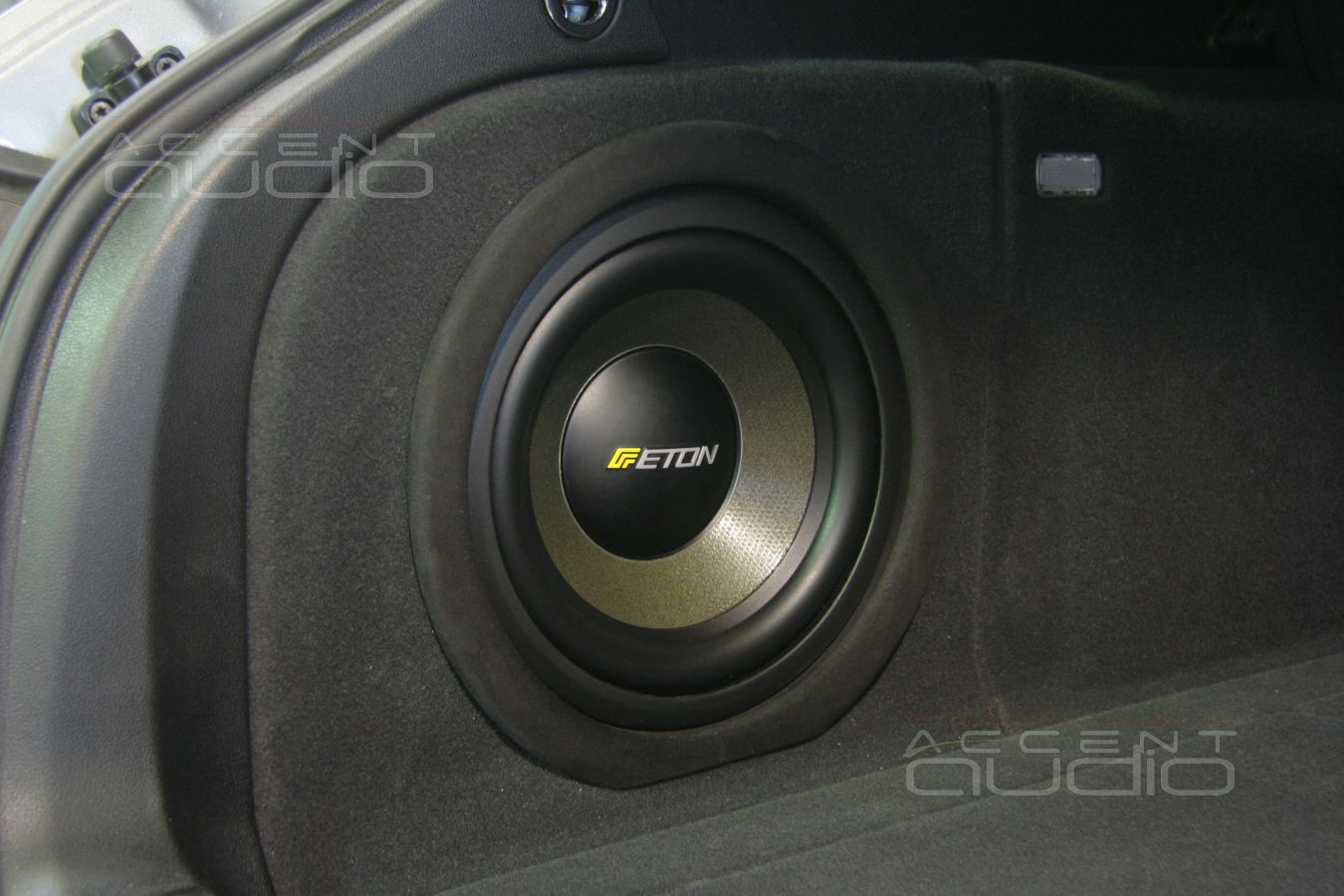 Сабвуфер-стелс из дерева в Audi A4