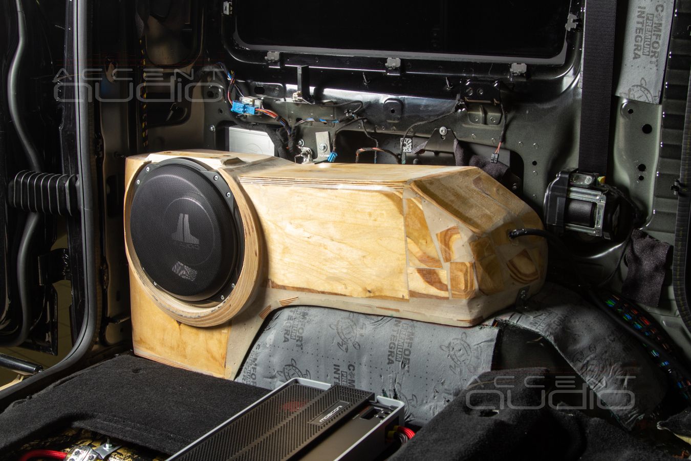 Не подделка, а настоящий встроенный сабвуфер JLAudio для Gelandewagen