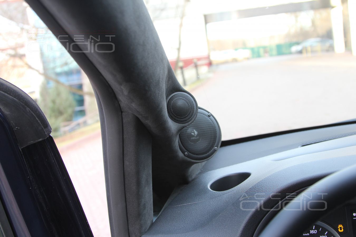 Установка акустики Helix в Mercedes-Benz Vito и подиумы под СЧ-ВЧ излучатели