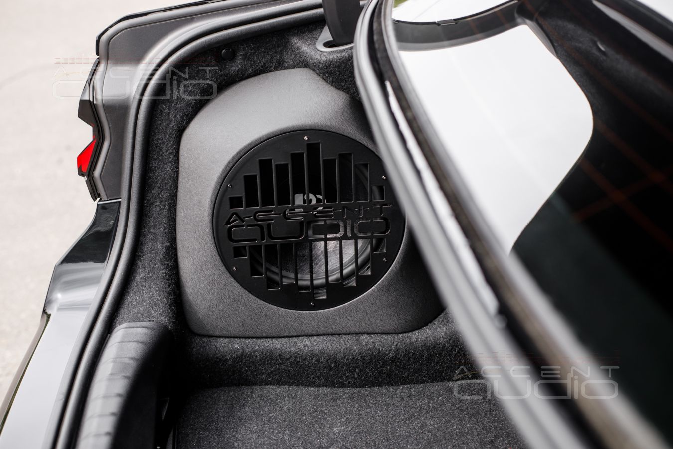 Сабвуфер-стелс на базе динамика Dego – специально для BMW 540i