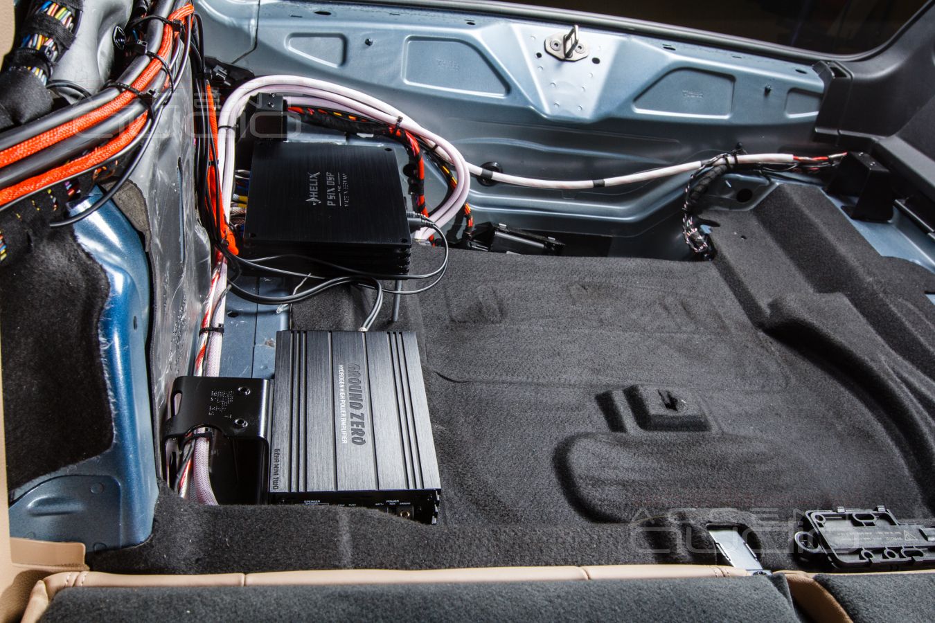 Интеграция усилителей Helix и Ground Zero в Porsche Macan