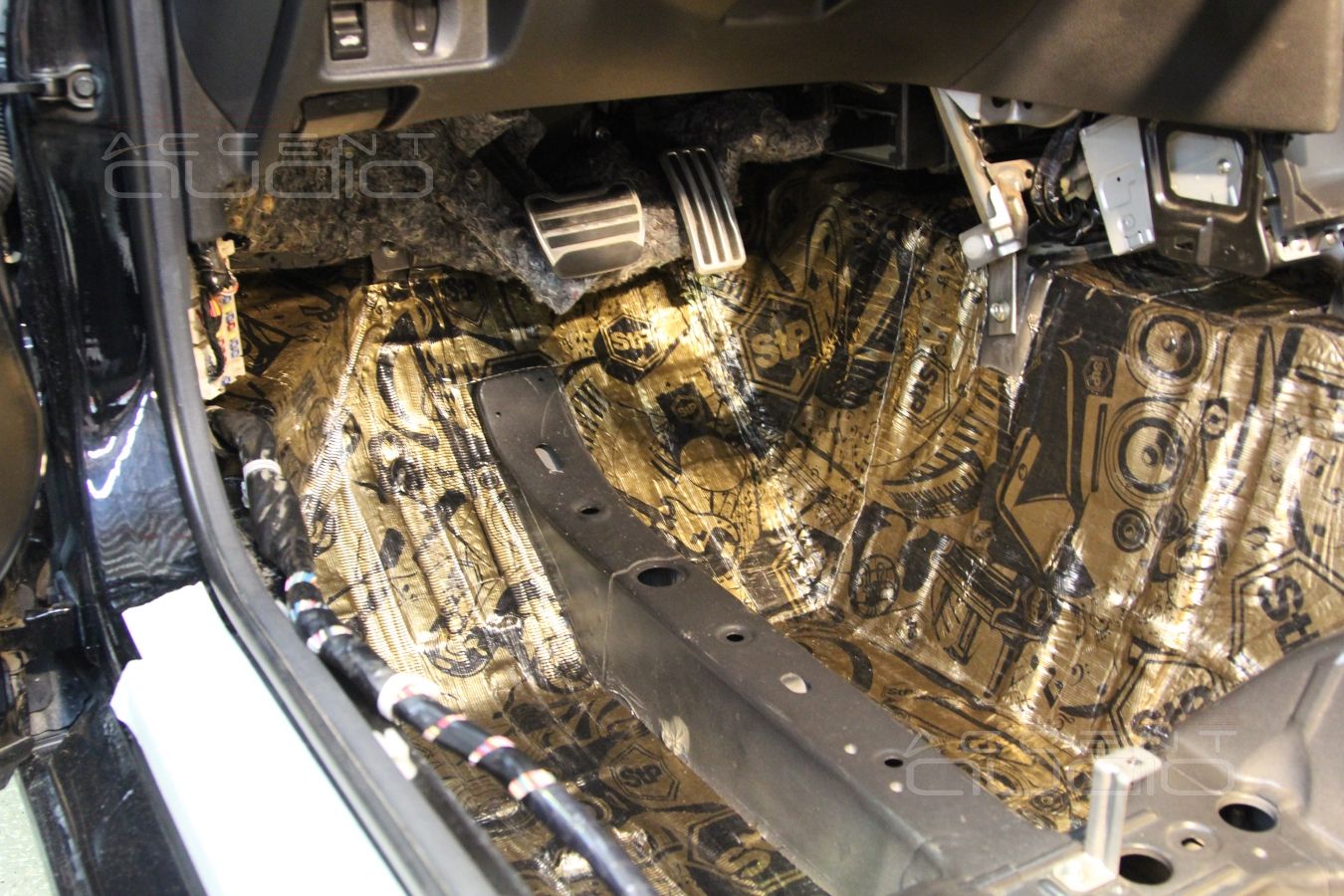 Шумоизоляция пола и багажного отсека Nissan GT-R в 2 слоя