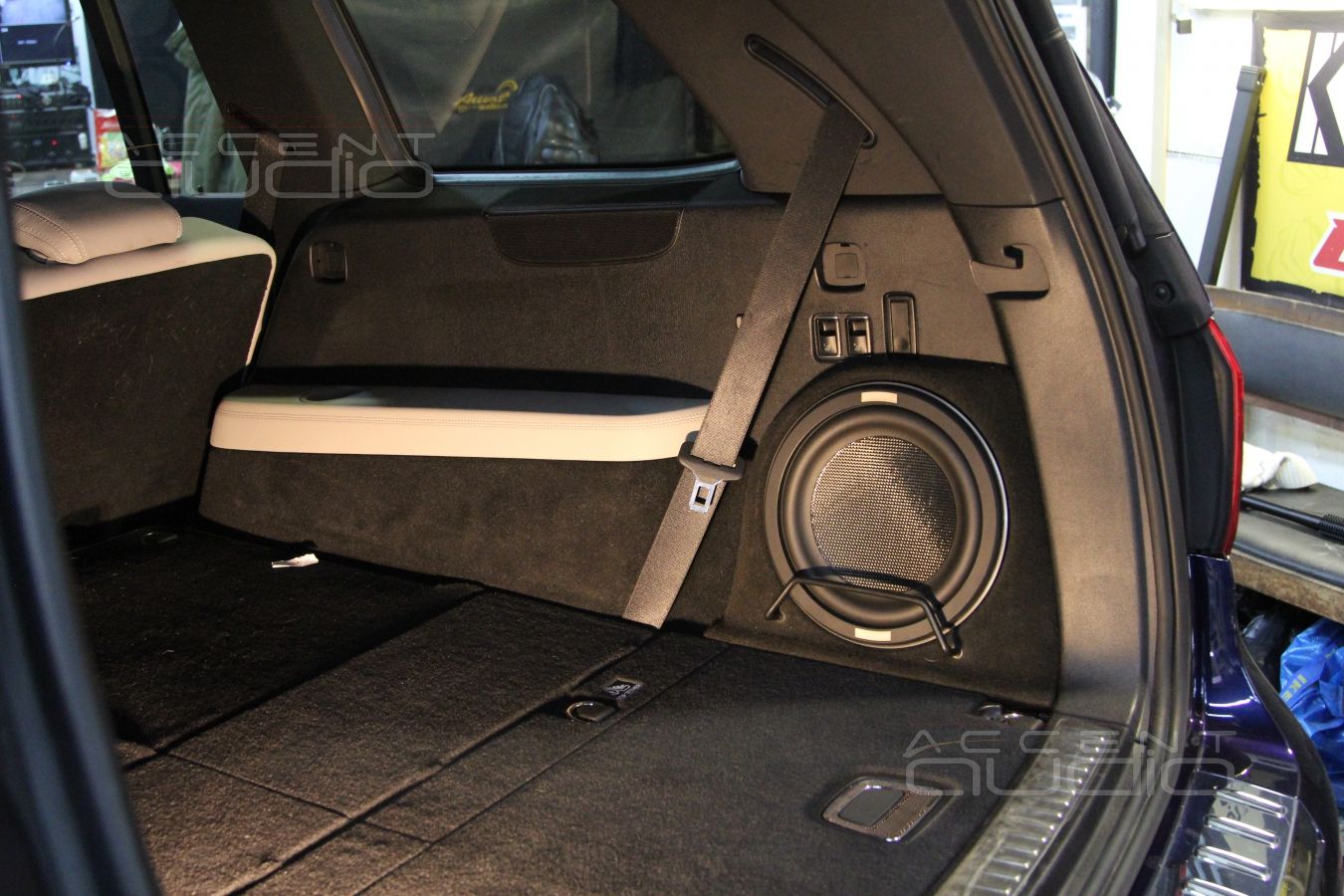 Update: установка сабвуфера в ПРАВОЕ крыло Mercedes GL