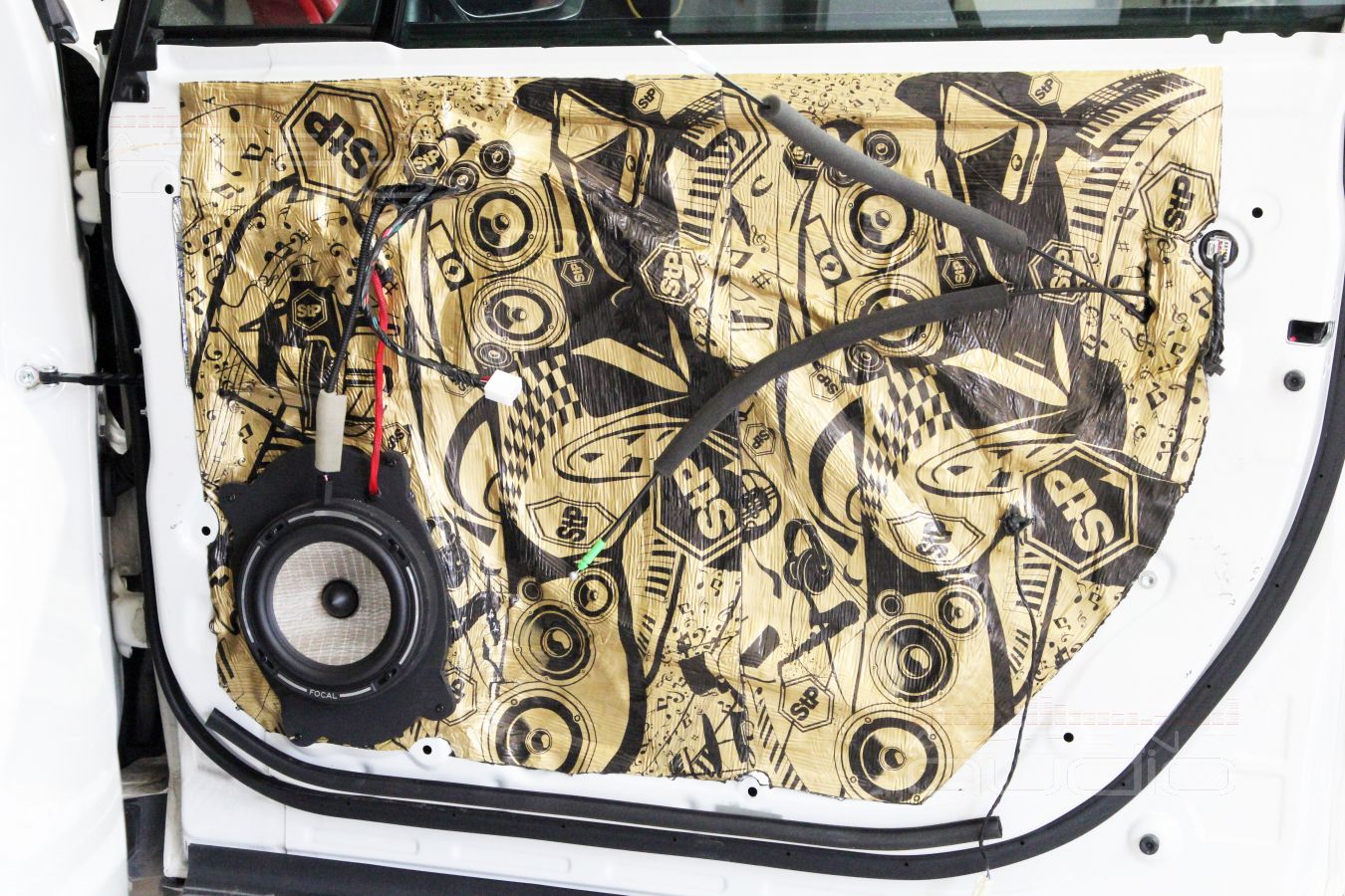 Аудиоподготовка дверей и установка мидбасов