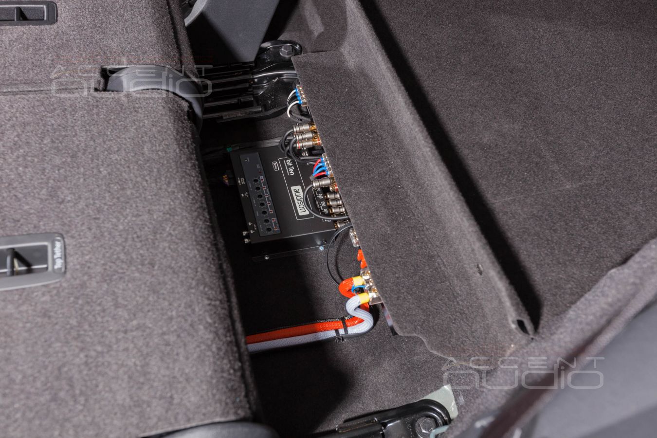 Установка усилителя и аудиопроцессора в Skoda KODIAQ