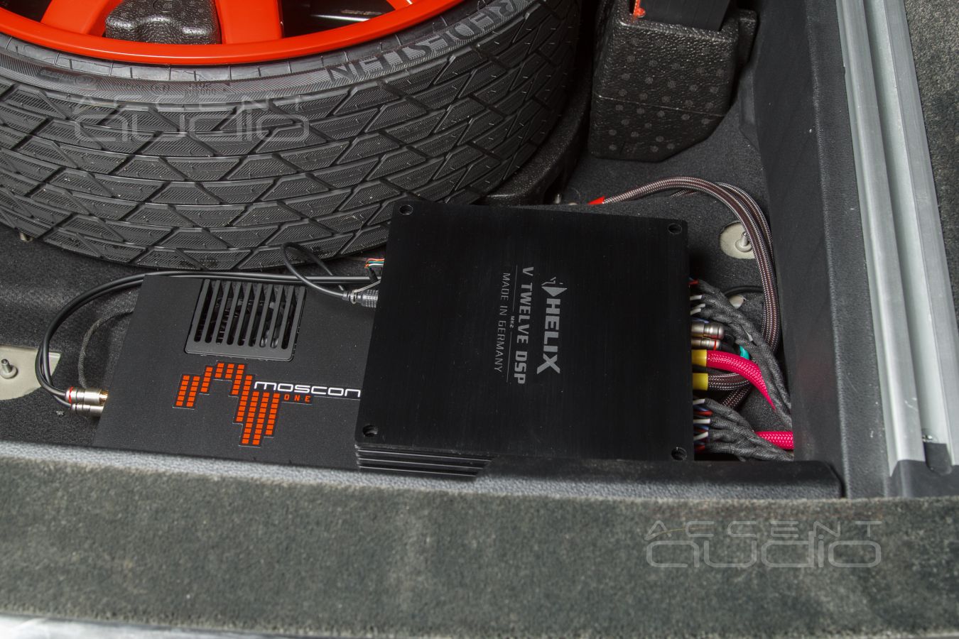 Скрытая интеграция усилителей Helix и Mosconi в Bentley Bentayga