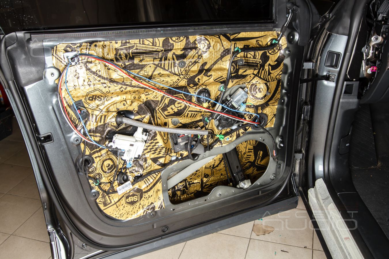 Аудиоподготовка дверей и установка мидбасов Dego Master 2000 в дверные ящики Audi Q8