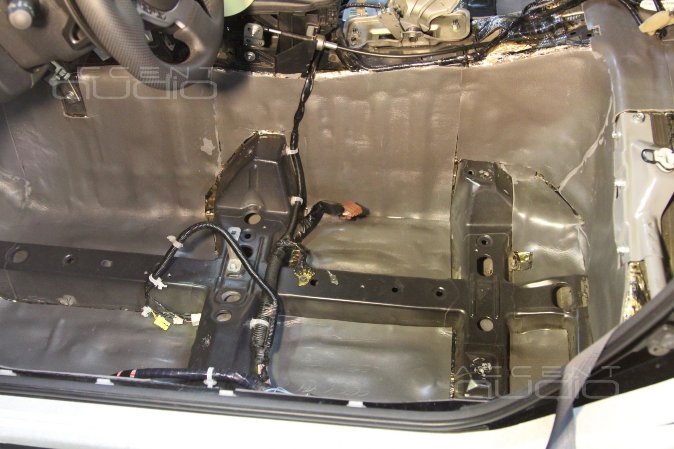 Шумоизоляция пола и багажного отсека Nissan GT-R в 2 слоя