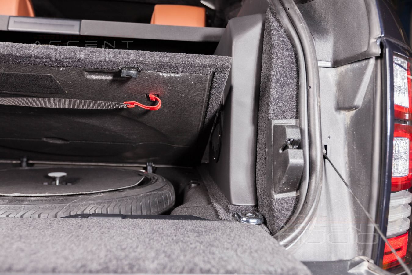 Сабвуфер-стелс c динамиком Dego 10 специально для Range Rover Vogue