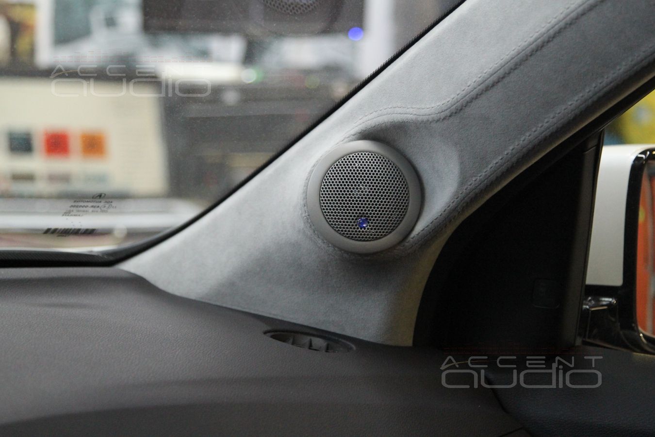 Установка CDT Audio ES-02al в Acura MDX: подиумы на стойках лобового стекла