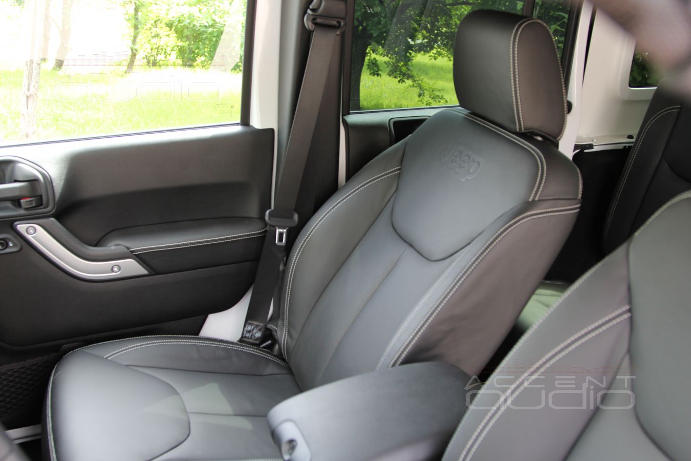 Пошив салона: качество кожи Nappa в сочетании с сидениями Jeep