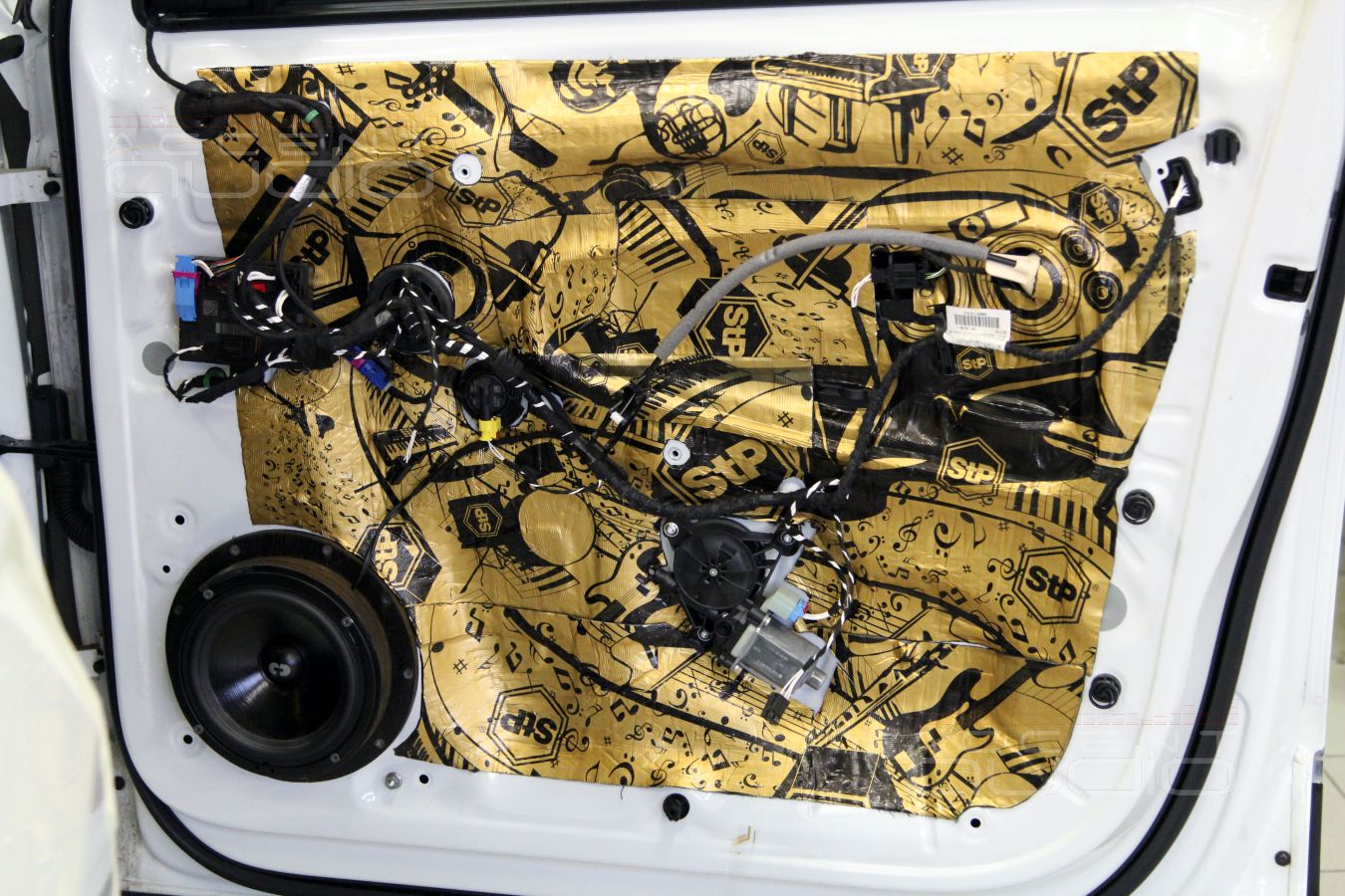 Установка акустики и шумоизолция дверей Tiguan