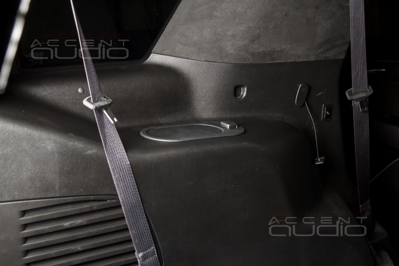 Комплект из двух подиумов для установки заглушки подстаканников третьего ряда пассажиров в Cadillac Escalade 2014-2020.