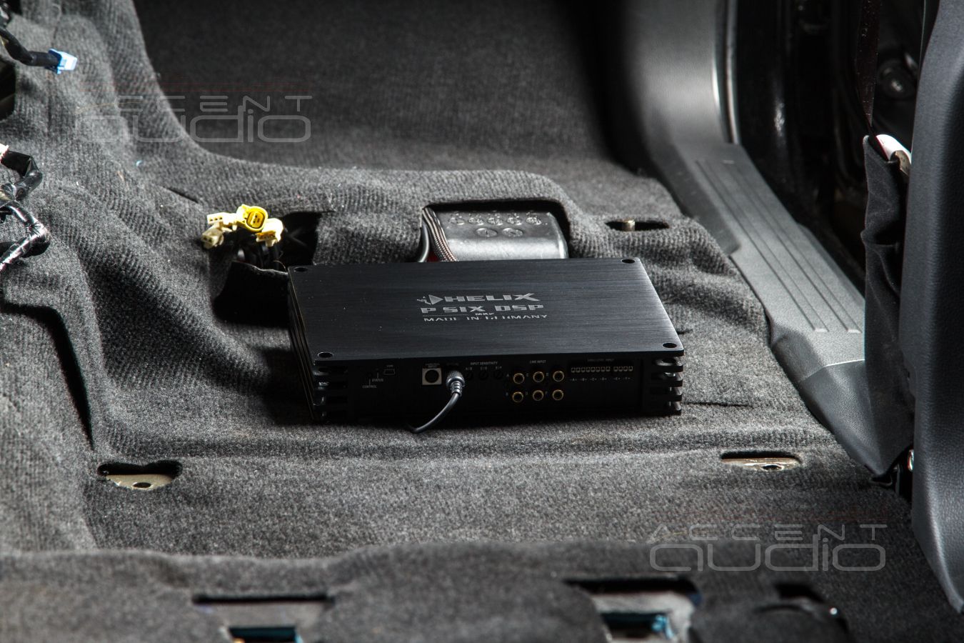 Скрытый монтаж усилителей Helix и Mosconi в Mitsubishi Pajero Sport