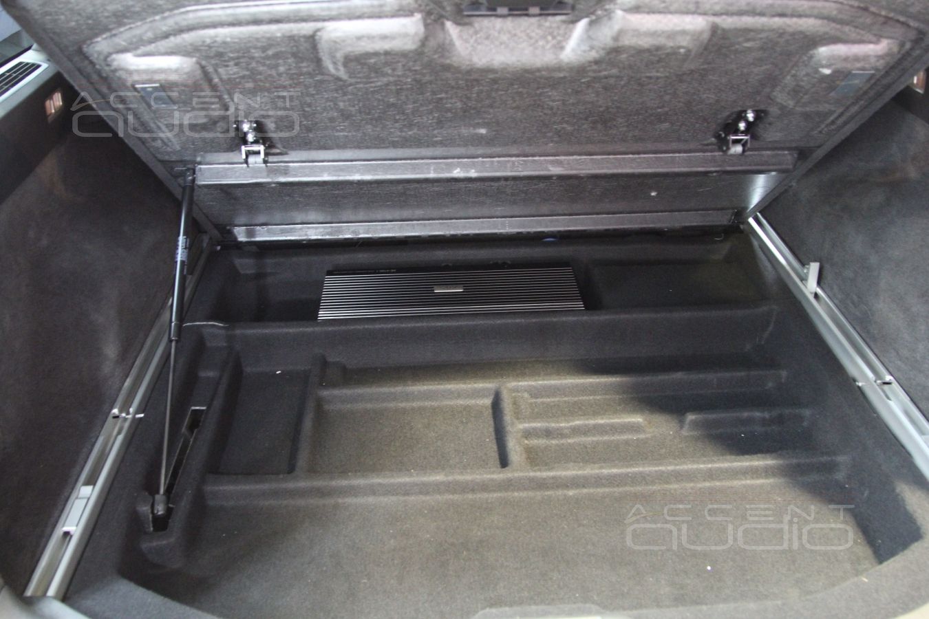 Установка усилителя и аудиопроцессора в Volvo XC70