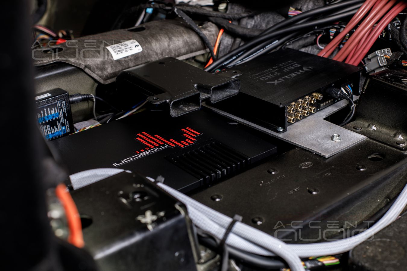 Установка сабвуферного усилителя Mosconi и аудиопроцессора Helix в Range Rover Autobiography