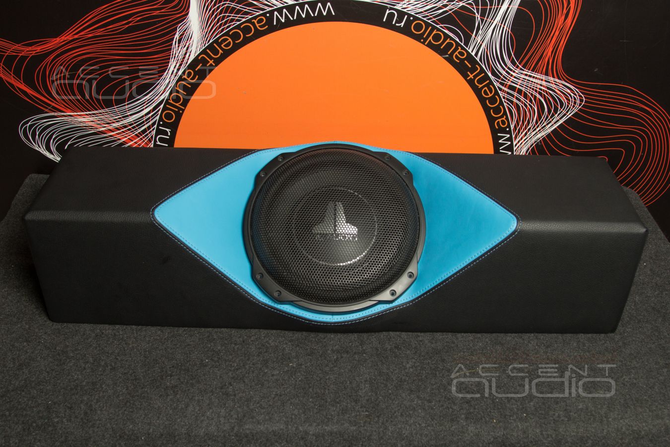 Знаменитый американский саб JLAudio TW3 в Porsche Taycan Turbo S – скрыто, но красиво