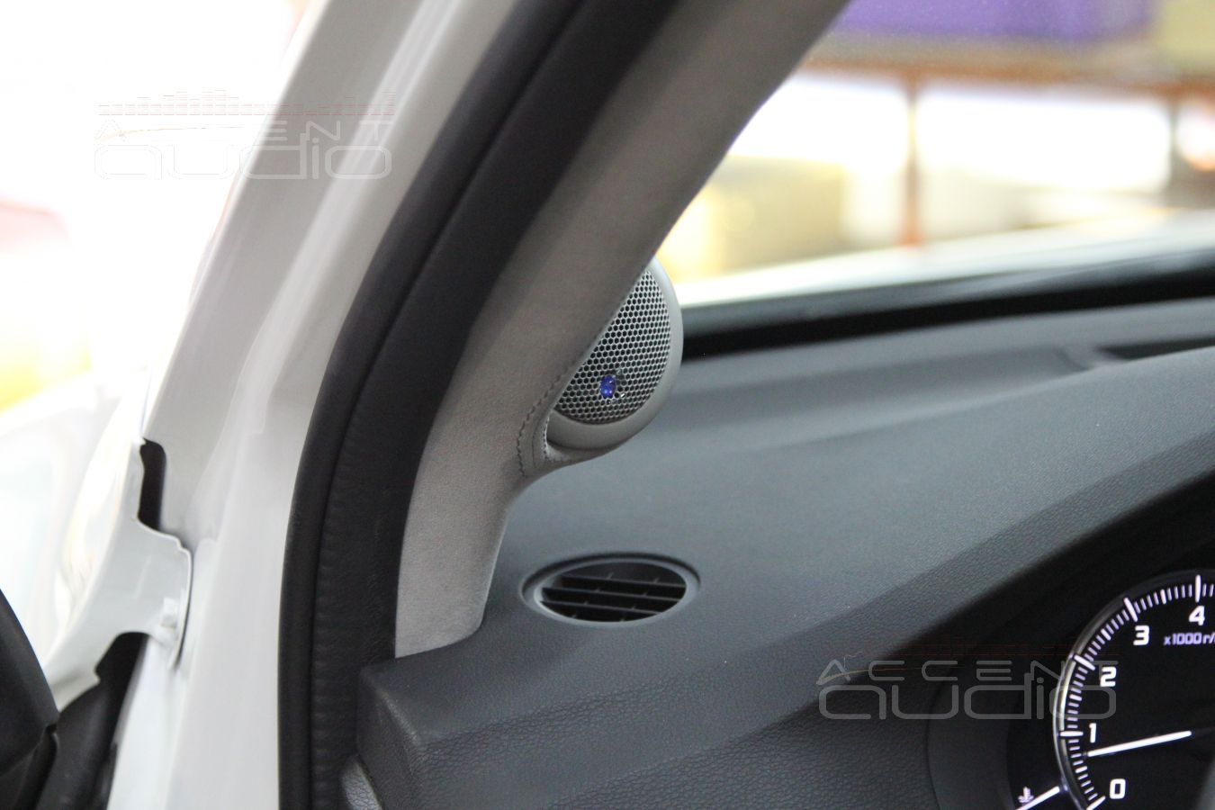 Установка CDT Audio ES-02al в Acura MDX: подиумы на стойках лобового стекла