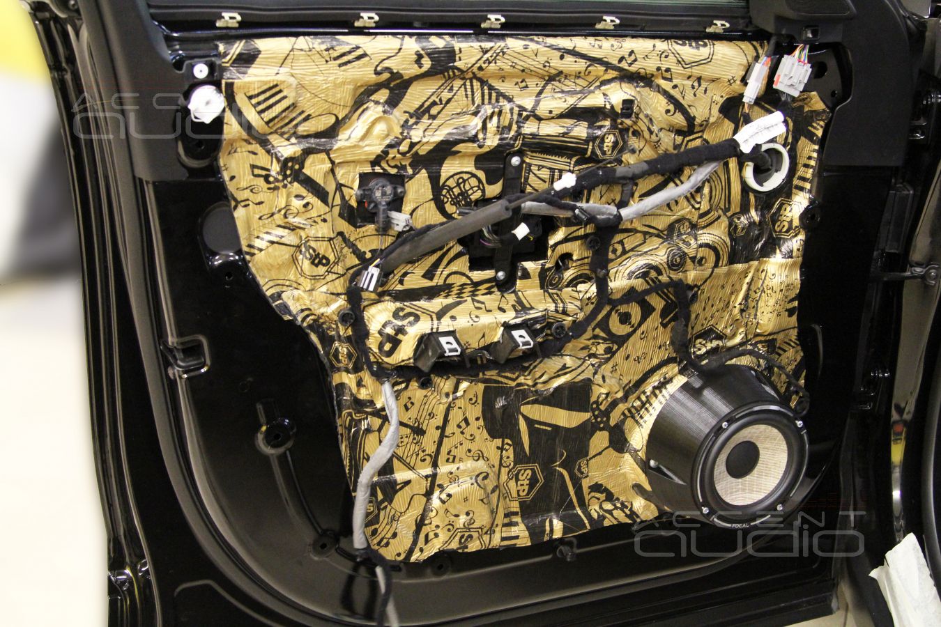 Аудиоподготовка Range Rover Velar, установка мидбасов Focal и великолепный пластик обшивок
