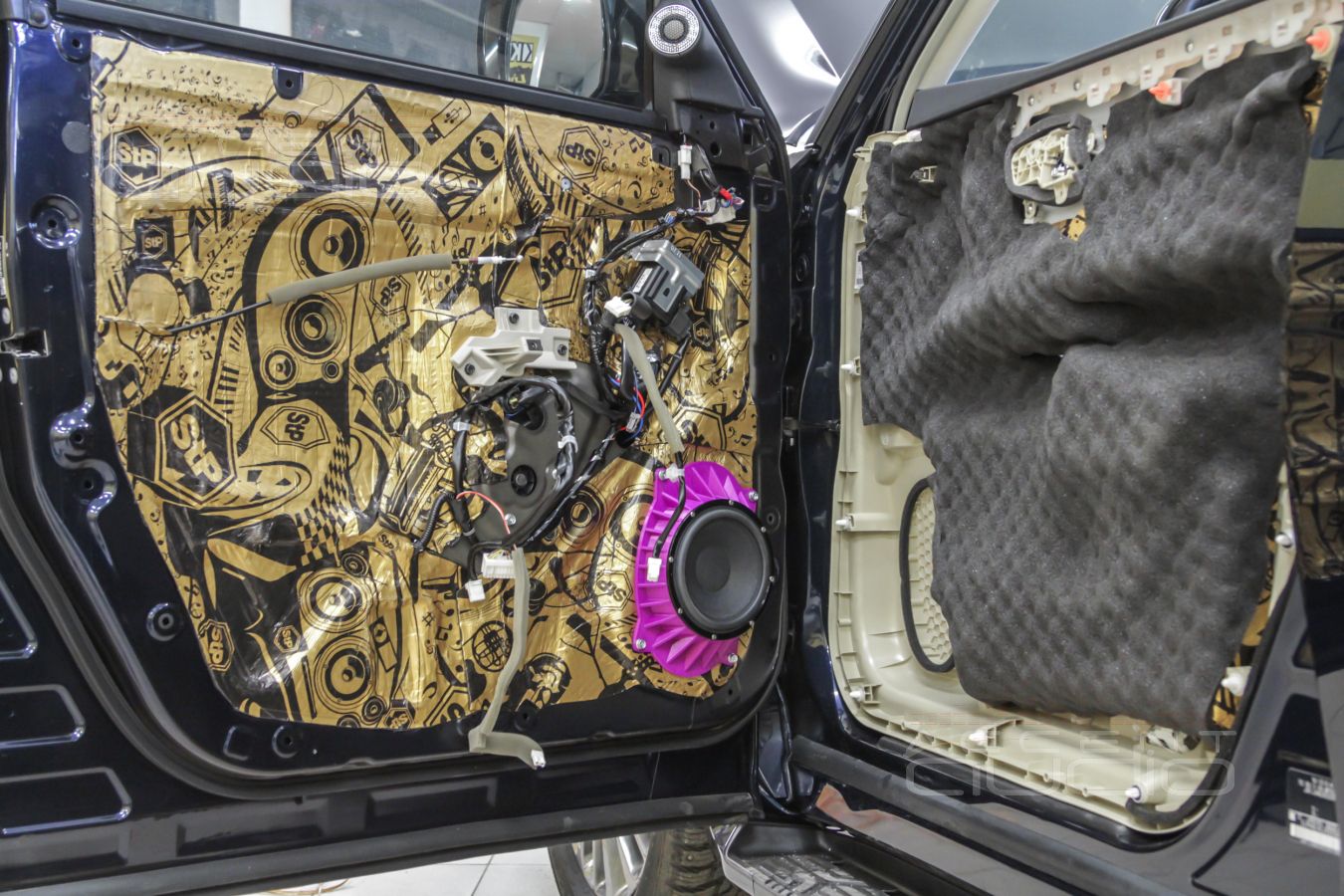 Установка акустики: аудиоподготовка дверей и установка мидбасов Brax в  Infiniti QX80