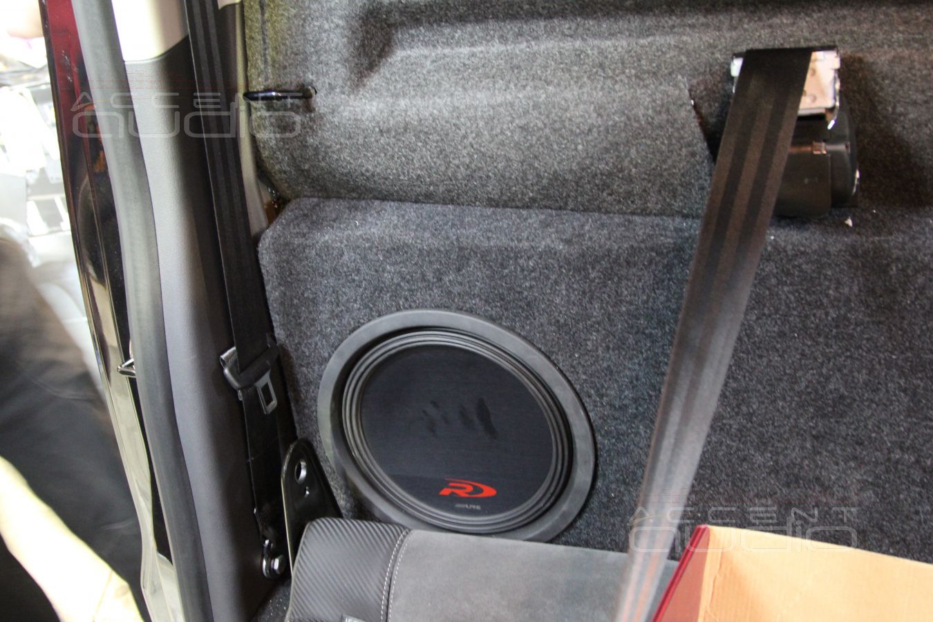 Update: сабвуфер Alpine Type-R SWR-T10 встроенный в Amarok