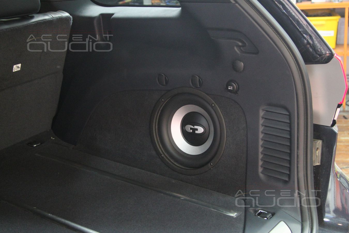 Установка сабвуфера в Jeep Grand Cherokee 2014