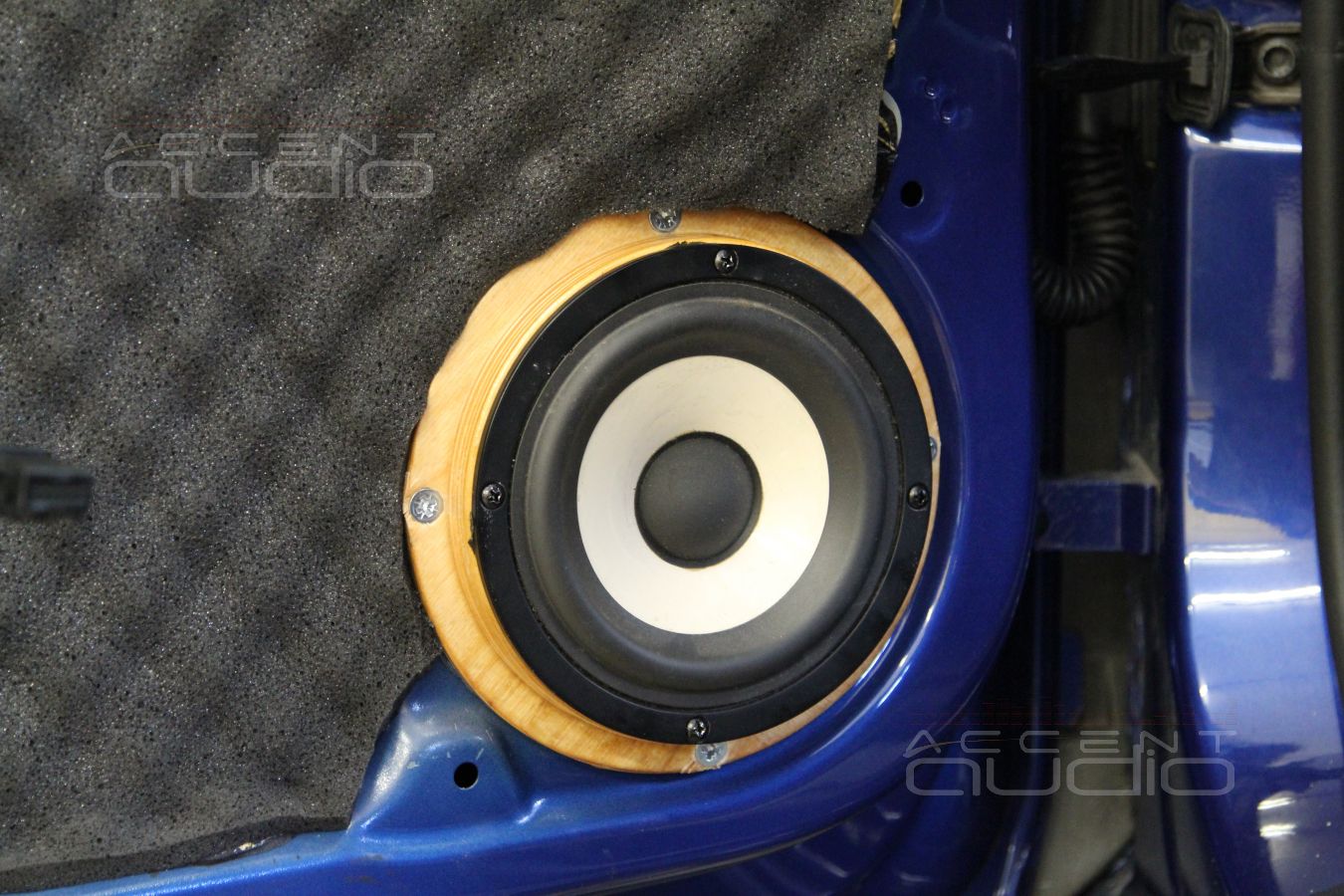 Установка акустики и шумоизоляция дверей Skoda Rapid