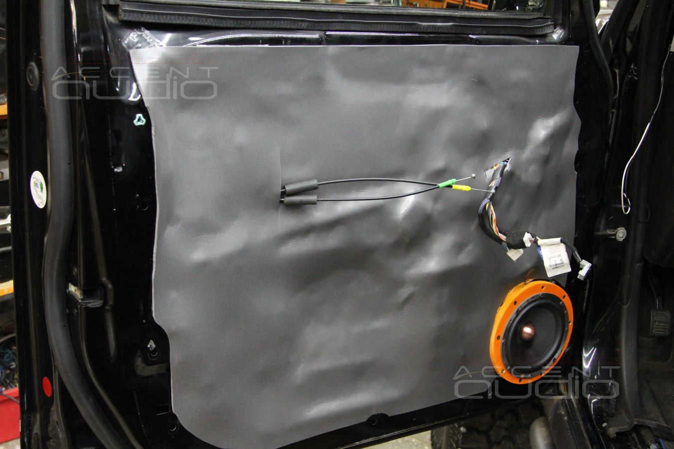 Установка акустики в Hummer H3