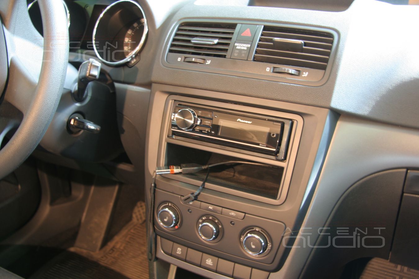 Магнитола Pioneer DEH-80PRS в новой Skoda Yeti
