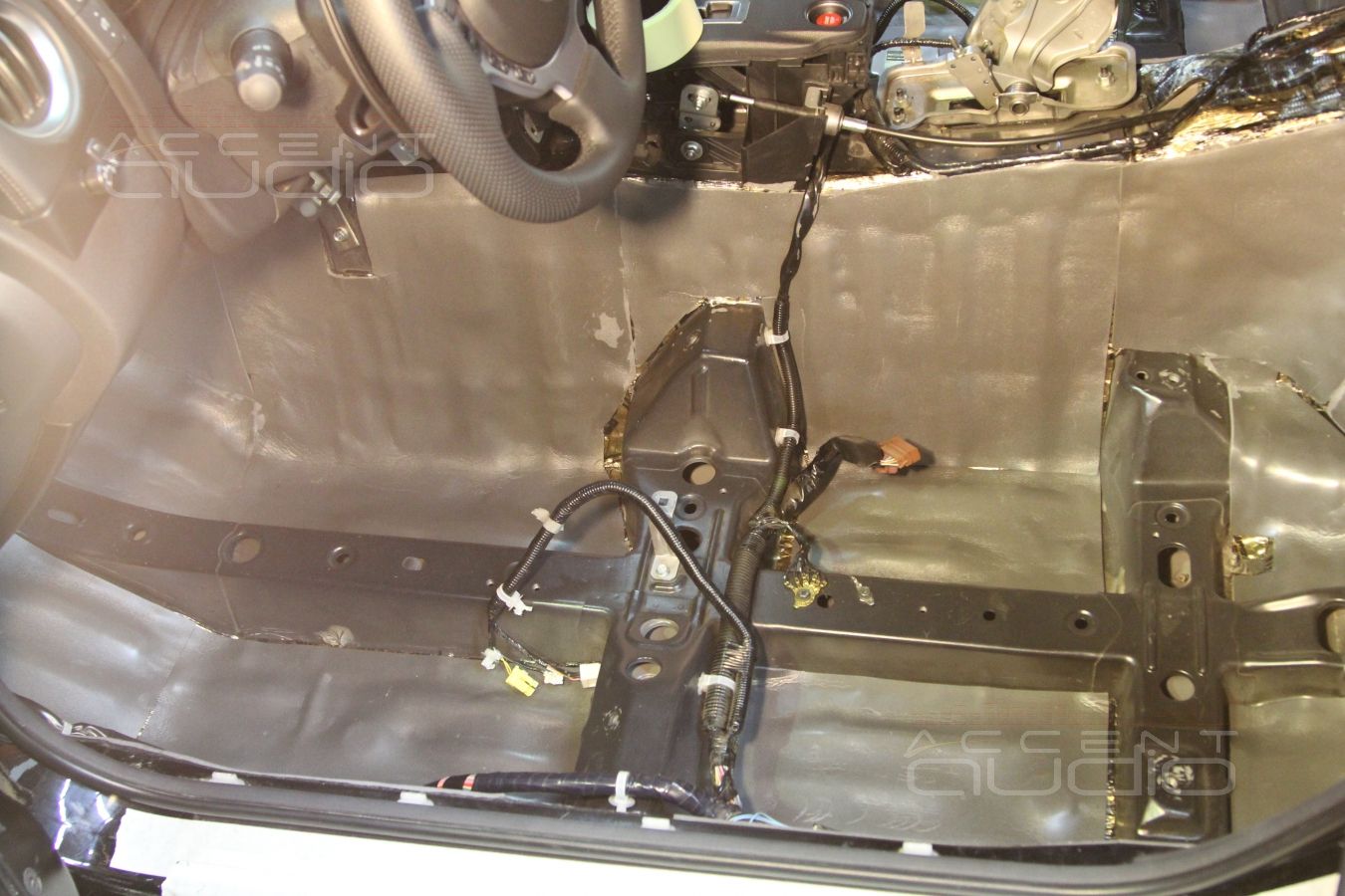 Шумоизоляция пола и багажного отсека Nissan GT-R в 2 слоя