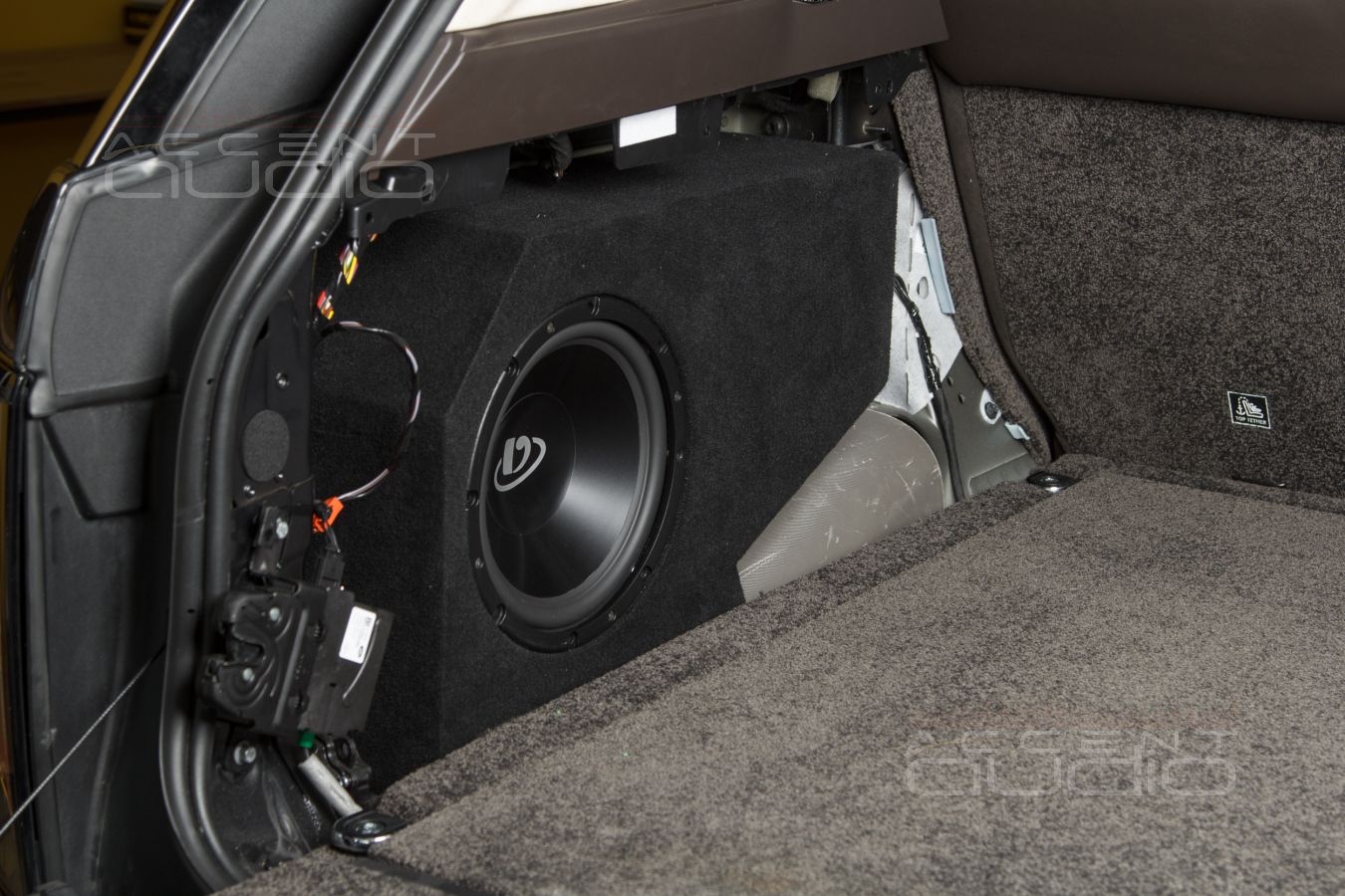 Самый музыкальный бас в Ranger Rover с сабвуфером Dego