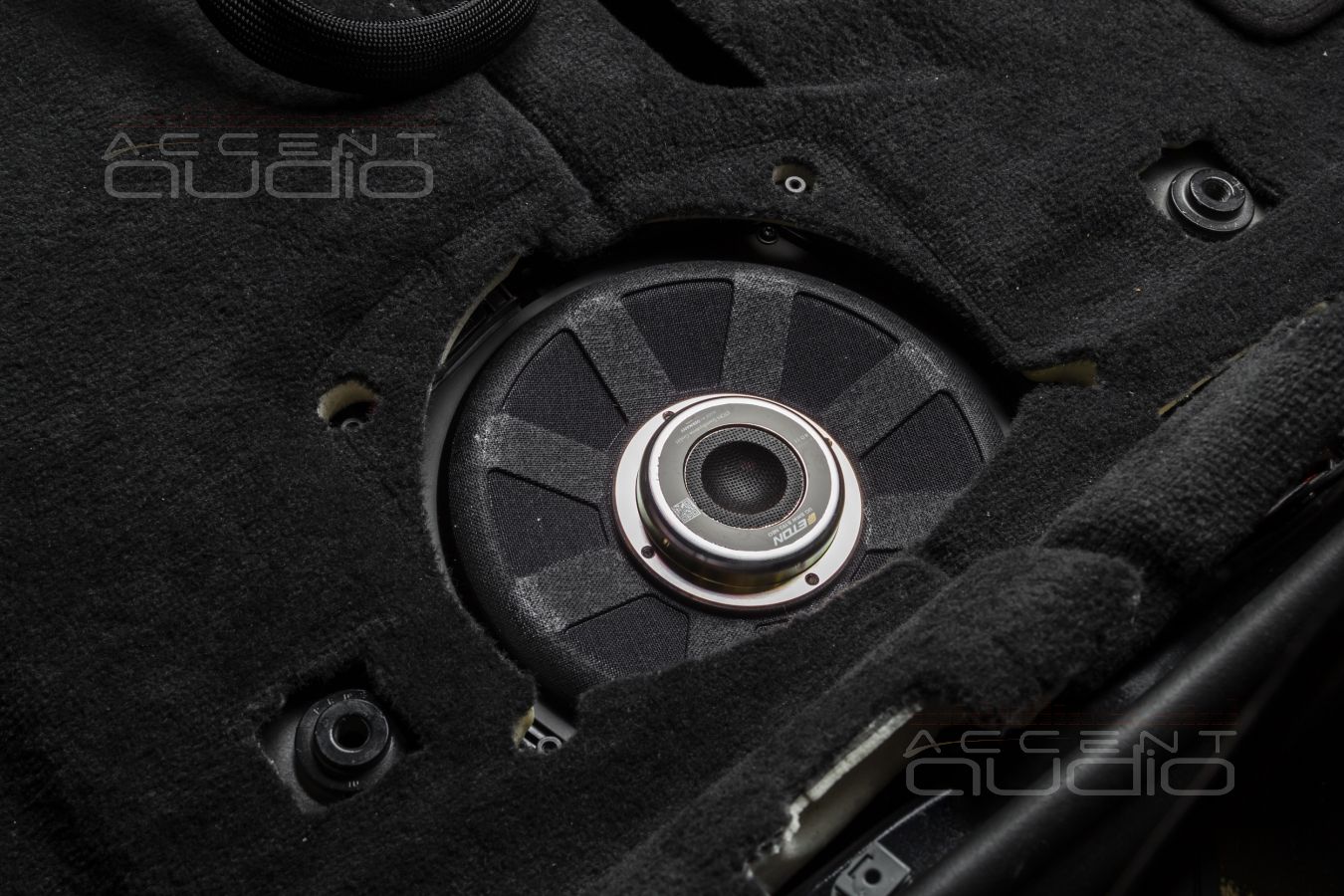 Штатная установка подсидельных вуферов Eton в BMW 540i