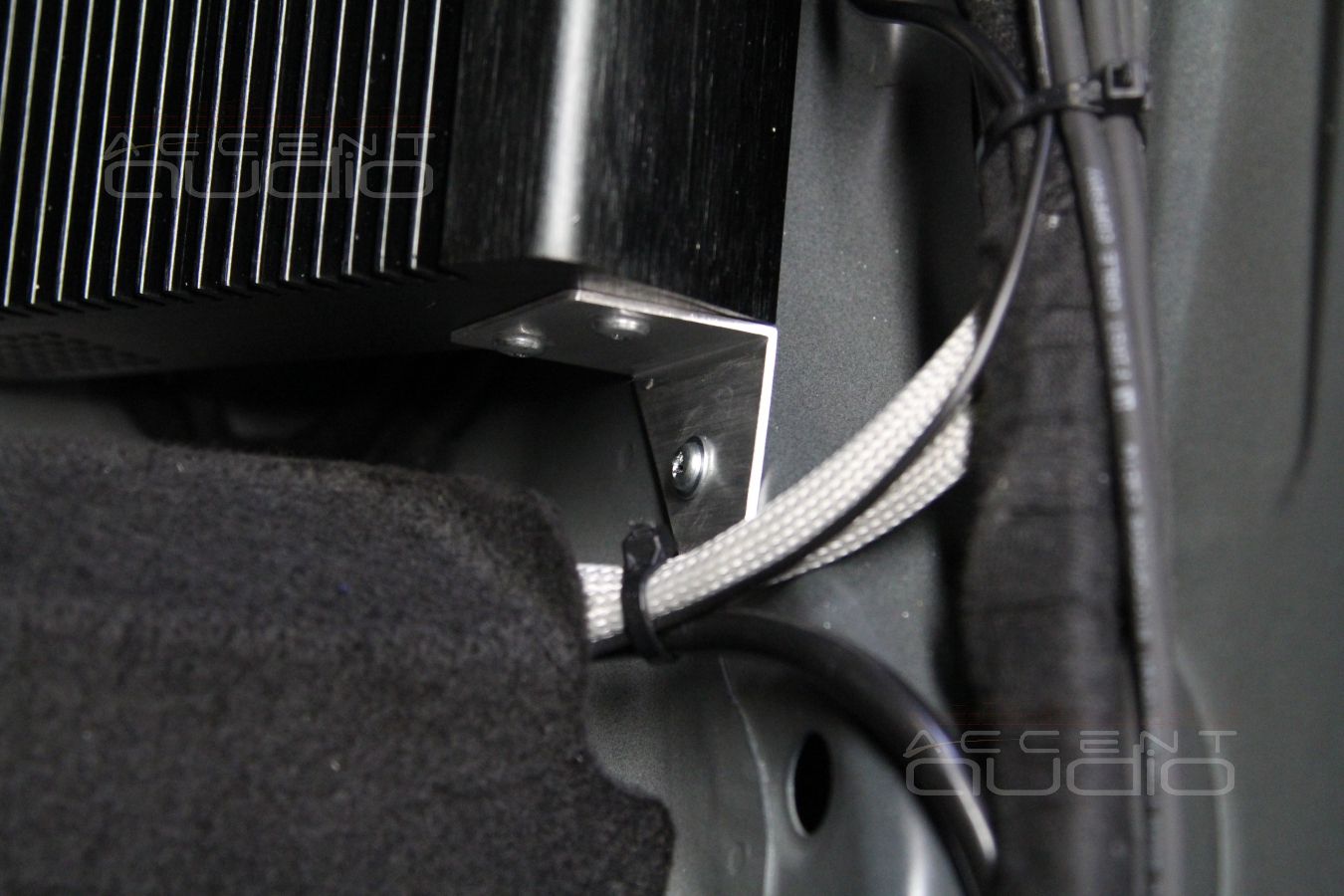 Установка усилителей в Porshe Macan