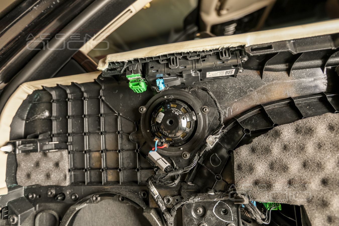 Аудиоподготовка передних дверей RangeRover и установка акустики Brax