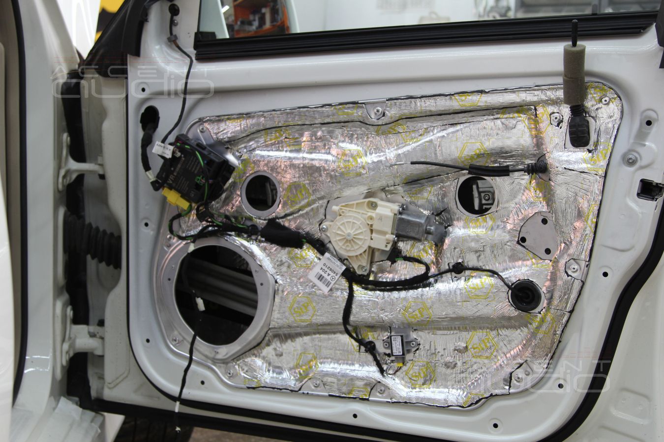 Шумоизоляция дверей Mercedes GLK