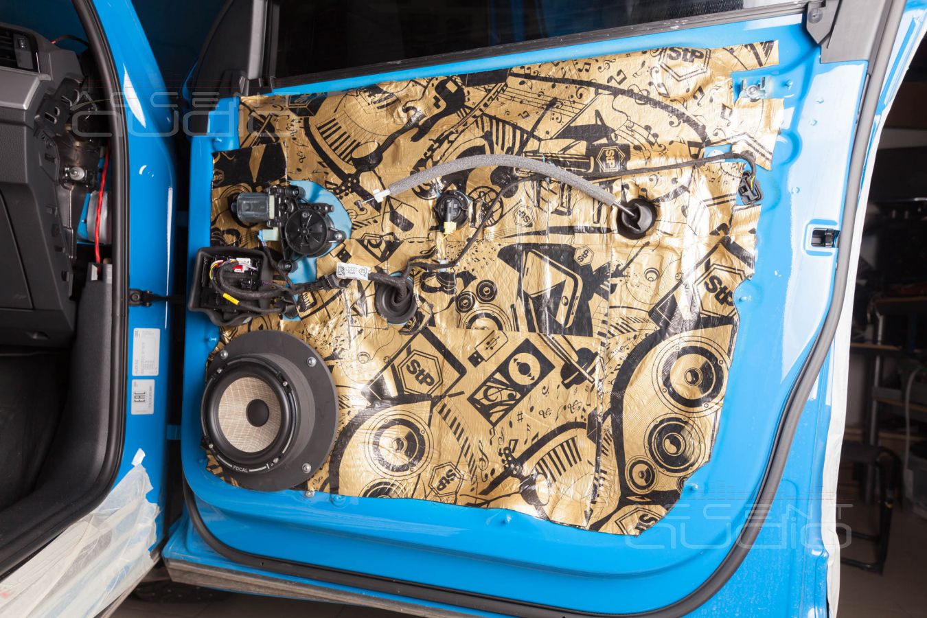 Установка новой акустики в Audi Q3: аудиоподготовка дверей и Focal Flax