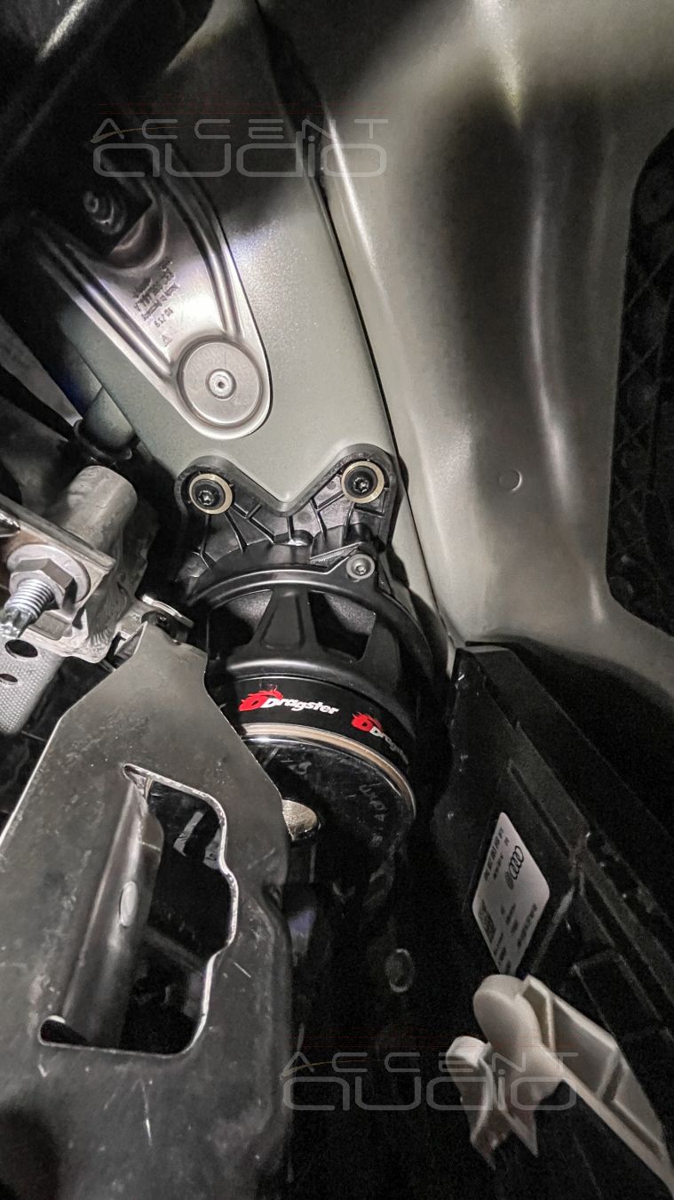 Сабвуфер в торпеде – штатное решение для Porsche 911