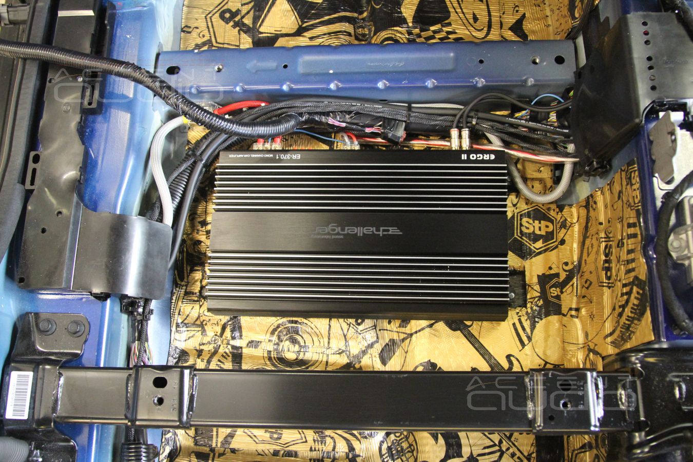 Шумоизоляция пола и установка усилителей Helix и Challenger