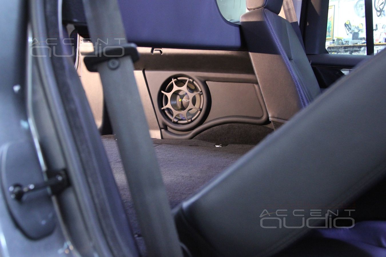 Встройка сабвуфера в крыло Range Rover Discovery