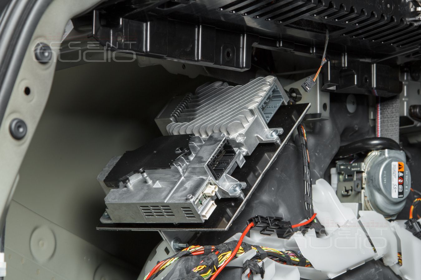 Стильный сабвуфер-стелс Focal FLAX для BMW X6 III (G06)