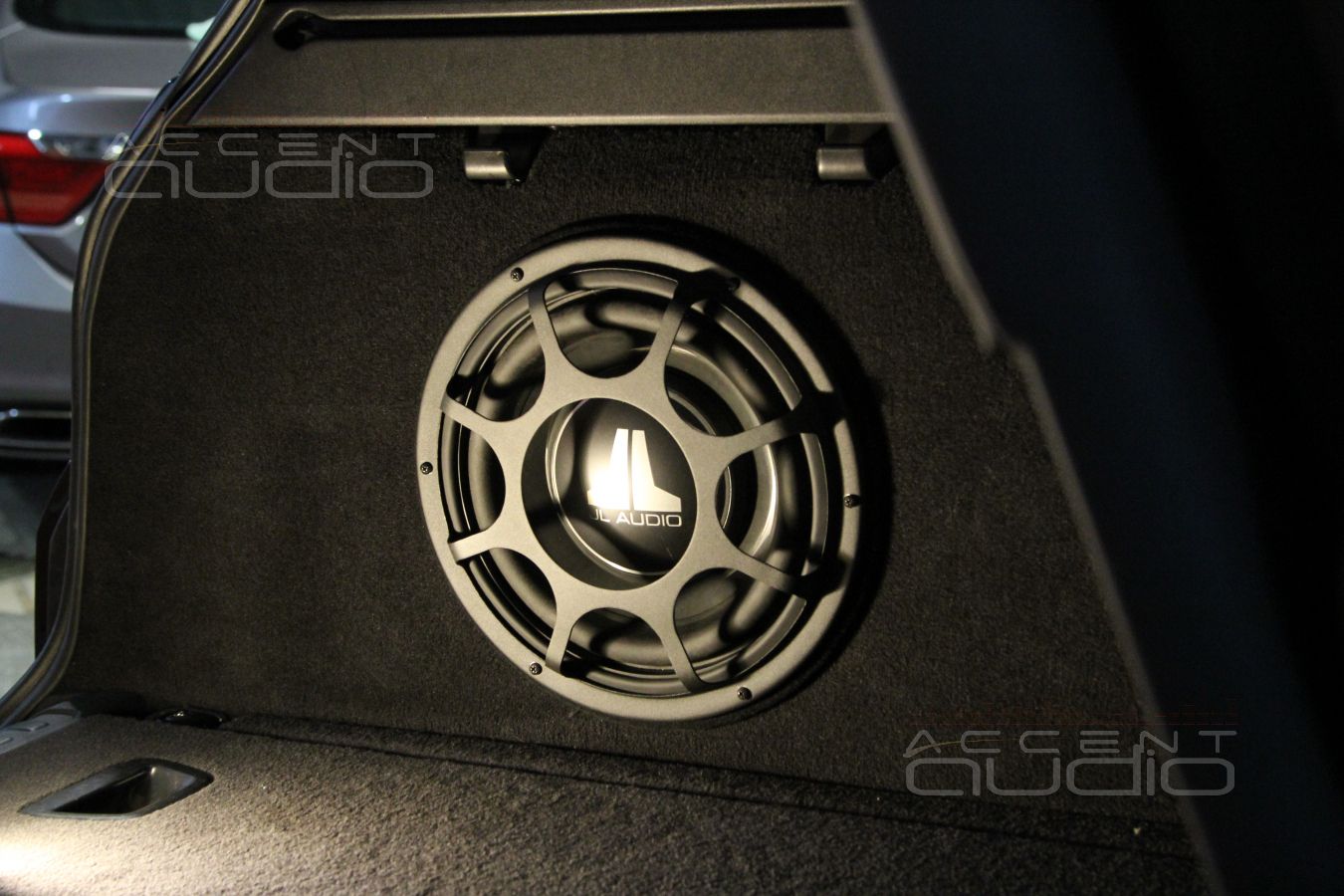 Сабвуфер Focal, встроенный в крыло Range Rover Sport