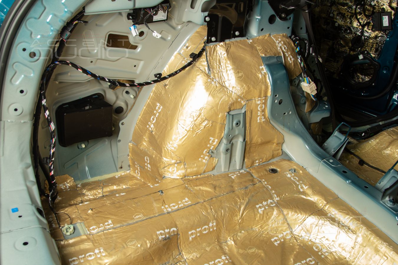 Шумоизоляция Geely Monjaro: первый слой - самый важный !