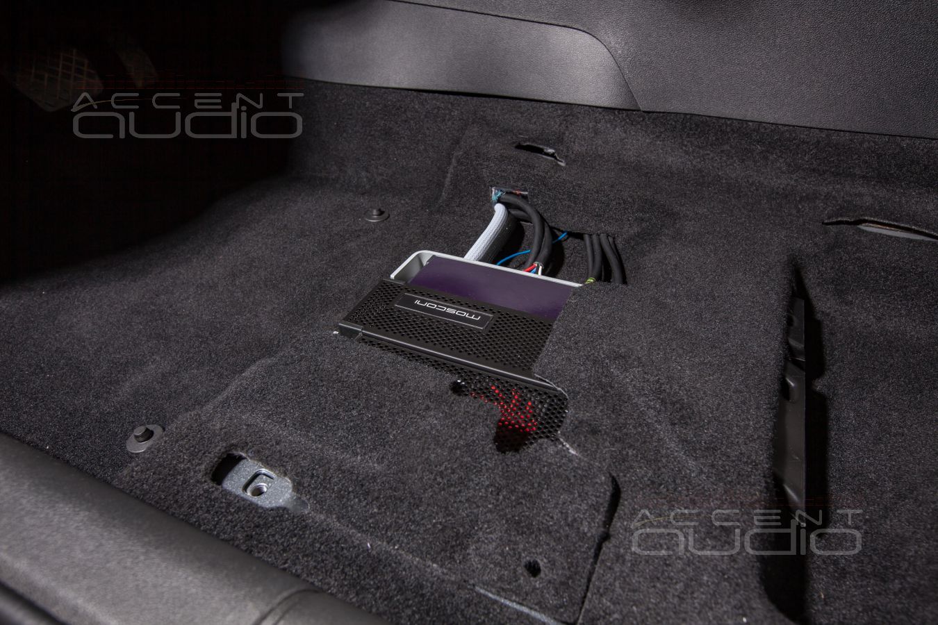 Установка усилителя и аудиопроцессора в Skoda Octavia – почти штатно.