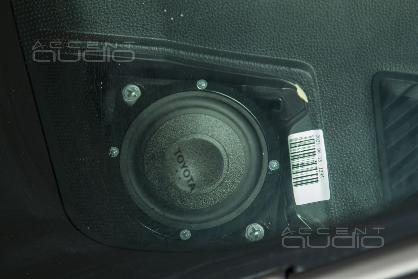 Монтаж среднечастотных Brax ML3 штатно, но правильно в Toyota RAV4