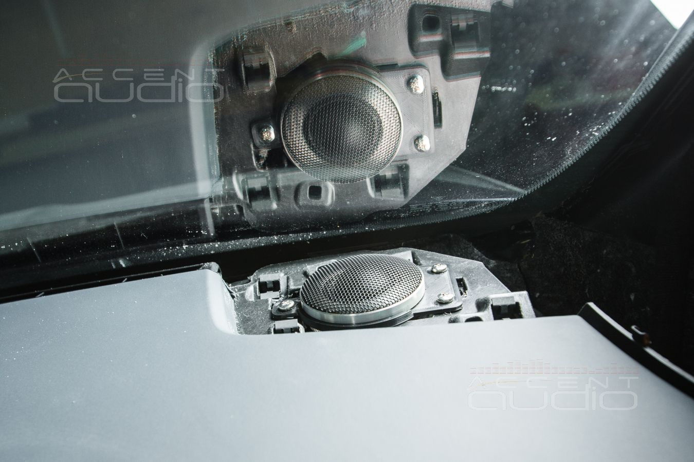 Новые, роскошные твитеры Brax ML1 в Porsche Cayenne Coupe штатно