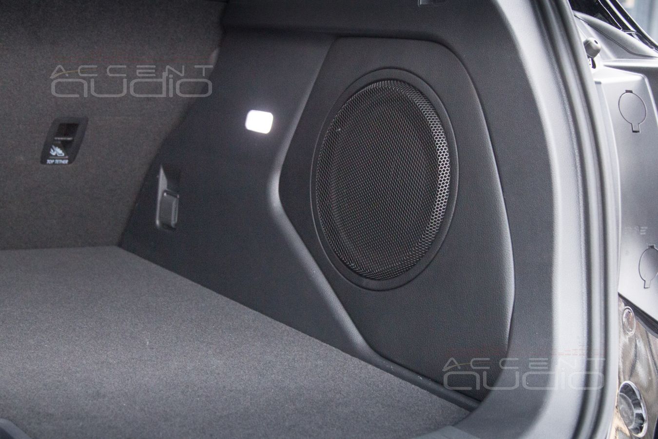 Полная и стильная интеграция: сабвуфер-стелс для Hongqi HS3